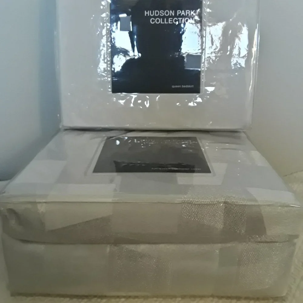 Hudson Park Facets Queen Bedding Set
